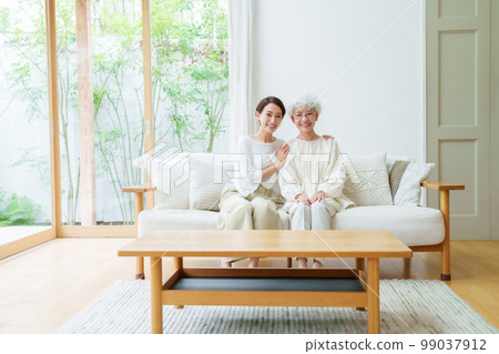 Parent and child relaxing in the living room Parent and child relaxing in the living room 99037912