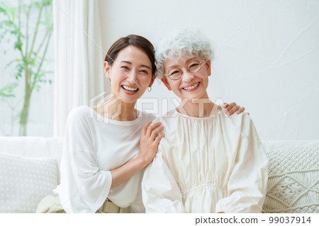 父母和孩子在客廳裡放鬆 父母和孩子在客廳裡放鬆 99037914