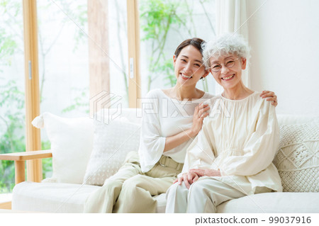 父母和孩子在客廳裡放鬆 父母和孩子在客廳裡放鬆 99037916