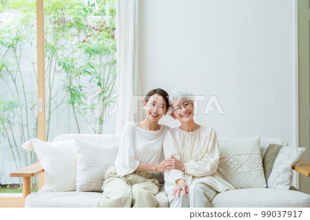 父母和孩子在客廳裡放鬆 99037917