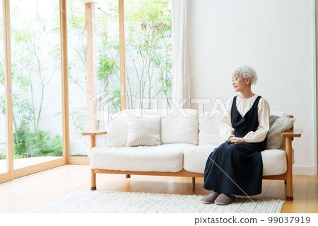 放鬆在客廳的資深婦女 99037919