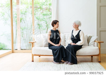 Parents and children of women who gather in the living room Parents and children of women who gather in the living room 99037925