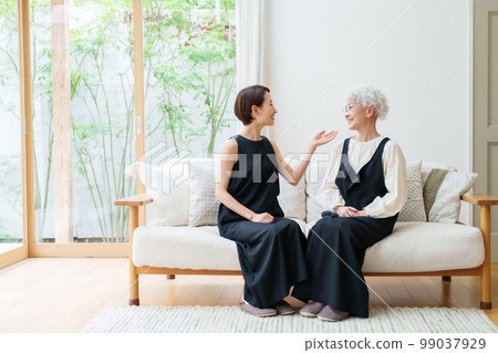 Parents and children of women who gather in the living room Parents and children of women who gather in the living room 99037929