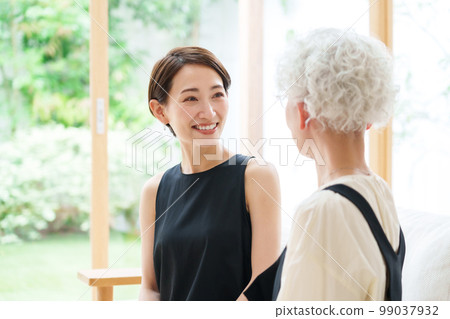 Parents and children of women who gather in the living room Parents and children of women who gather in the living room 99037932