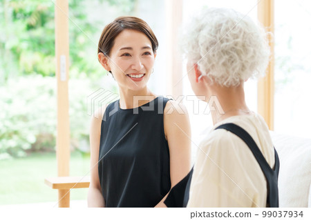 Parents and children of women who gather in the living room Parents and children of women who gather in the living room 99037934