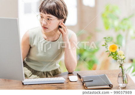 由於某種原因無法連接到視頻會議的年輕女性 由於某種原因無法連接到視頻會議的年輕女性 99037989