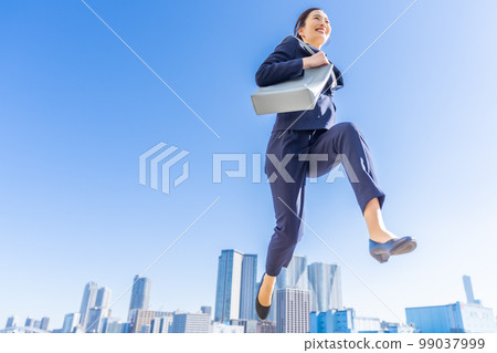 穿西裝在城市奔跑的職業女性 99037999