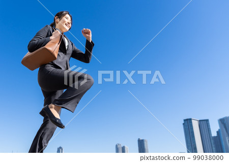 穿西裝在城市奔跑的職業女性 99038000