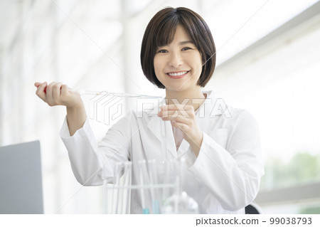 一個穿白大衣的女人看著相機肖像做實驗 99038793