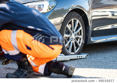 private car towed 99038857