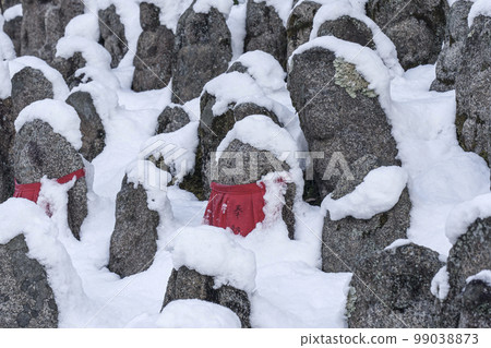 Kiyomizu-dera temple grounds, 1,000 stone Buddhas in the snow (Higashiyama Ward, Kyoto City) 99038873