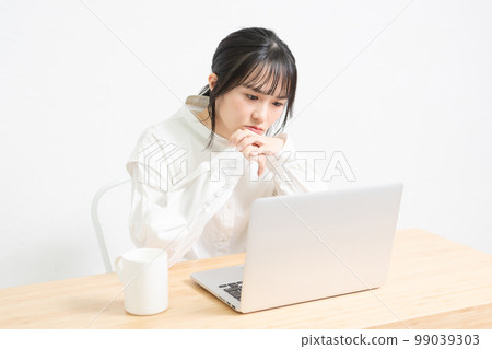 一個在使用筆記本電腦時擔心的女人 一個在使用筆記本電腦時擔心的女人 99039303