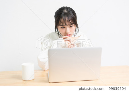 一個在使用筆記本電腦時擔心的女人 一個在使用筆記本電腦時擔心的女人 99039304
