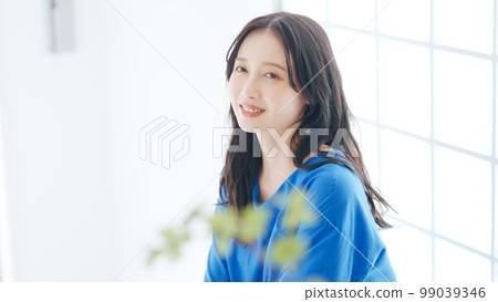 A woman in her twenties wearing blue clothes A woman in her twenties wearing blue clothes 99039346