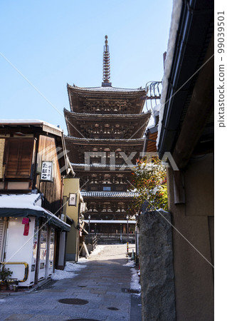 清爽的藍天和東山的象徵八坂塔 99039501