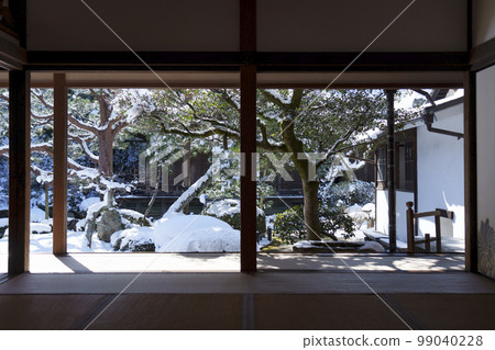 Shoren-in, with a view of the snow-covered garden from Kachoden (Higashiyama Ward, Kyoto) Shoren-in, with a view of the snow-covered garden from Kachoden (Higashiyama Ward, Kyoto) 99040228
