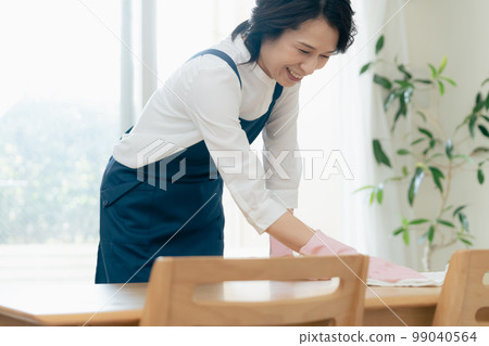 Middle woman wiping 99040564