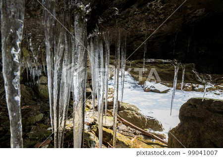 與寒冷的雪和冰的冬天風景 99041007