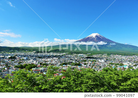初夏的藍天，富士吉田的城市景觀和富士山 99041097