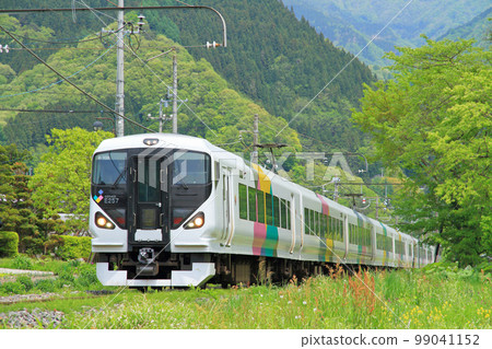 May E257 Series Limited Express Azusa on the Oito Line May E257 Series Limited Express Azusa on the Oito Line 99041152