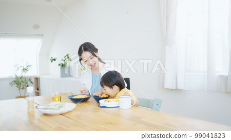 A mother in her 20s who eats with a 2-year-old boy A mother in her 20s who eats with a 2-year-old boy 99041823