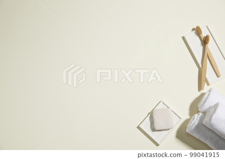 瓷磚背景上的各種浴室配件 99041915