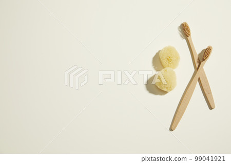 瓷磚背景上的各種浴室配件 99041921
