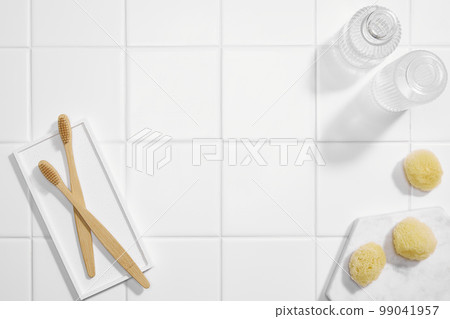 瓷磚背景上的各種浴室配件 99041957