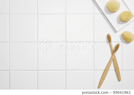 瓷磚背景上的各種浴室配件 瓷磚背景上的各種浴室配件 99041961