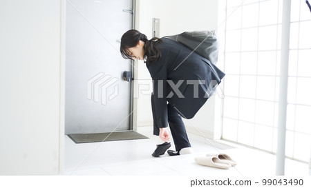 穿西裝上班的女人 99043490