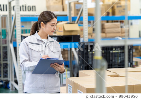 Young woman managing luggage 99043950