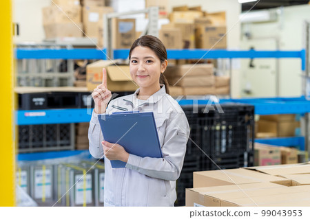 管理行李的年輕女子 99043953