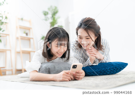 Sprawled parent and child Smartphone Sprawled parent and child Smartphone 99044168