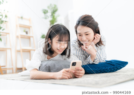 蔓延的父母和孩子智能手機 99044169