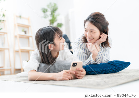 蔓延的父母和孩子智能手機 99044170