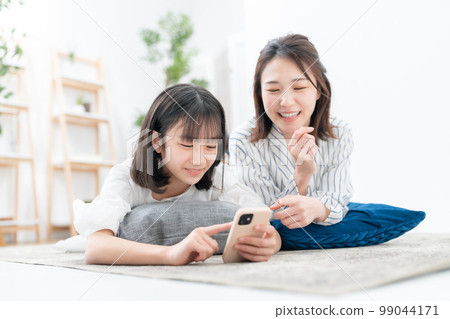 蔓延的父母和孩子智能手機 99044171