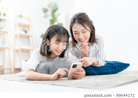 蔓延的父母和孩子智能手機 99044172