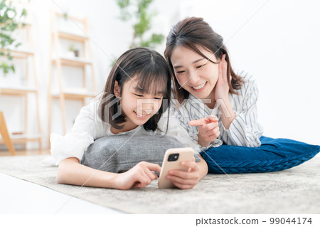 Sprawled parent and child Smartphone Sprawled parent and child Smartphone 99044174