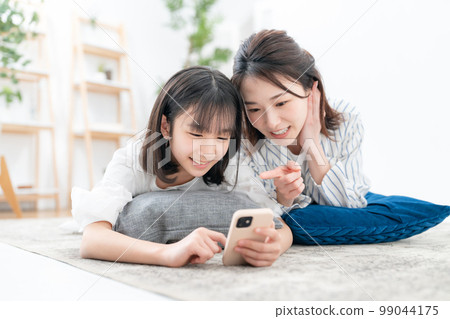 Sprawled parent and child Smartphone Sprawled parent and child Smartphone 99044175