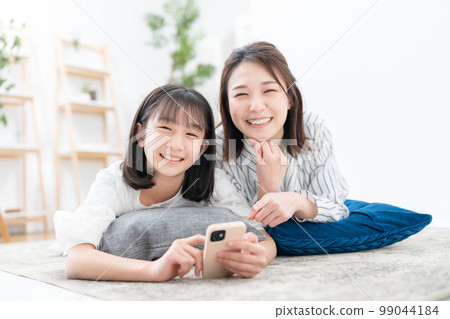 蔓延的父母和孩子智能手機 99044184