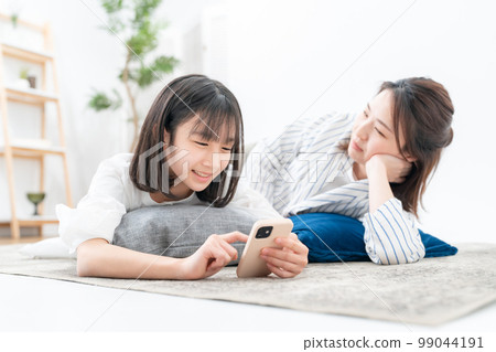 蔓延的父母和孩子智能手機 99044191