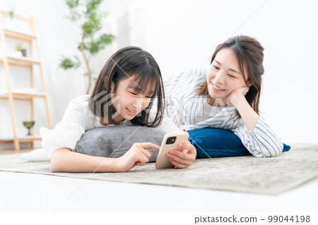 蔓延的父母和孩子智能手機 99044198