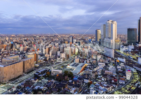 在朝陽下俯瞰名站區和西北城區的摩天大樓 99044328