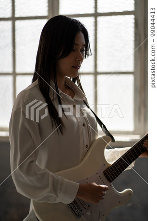 年輕女子肖像（背光，電吉他） 99044413