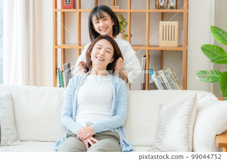 母親節做肩部按摩的女孩 99044752