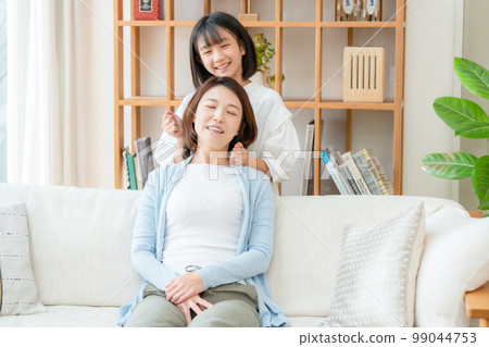 母親節做肩部按摩的女孩 99044753