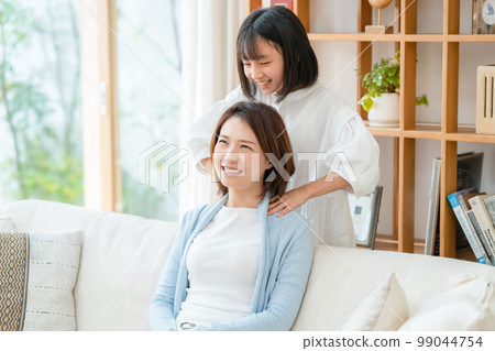 母親節做肩部按摩的女孩 99044754