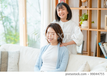 母親節做肩部按摩的女孩 99044755