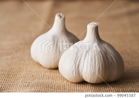 Garlic placed on linen 99045387