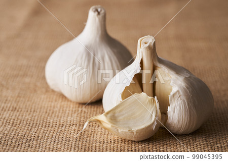 大蒜放在亞麻布上 大蒜放在亞麻布上 99045395